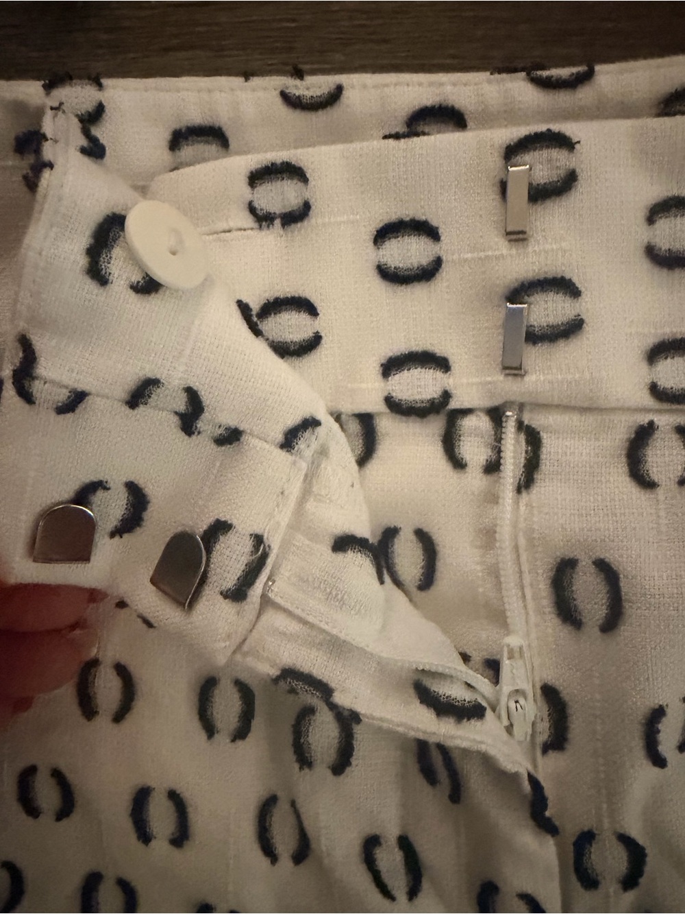 LOFT Riviera Textured Clip Dot Chino Shorts White Black Size 8 - Picture 3 of 7